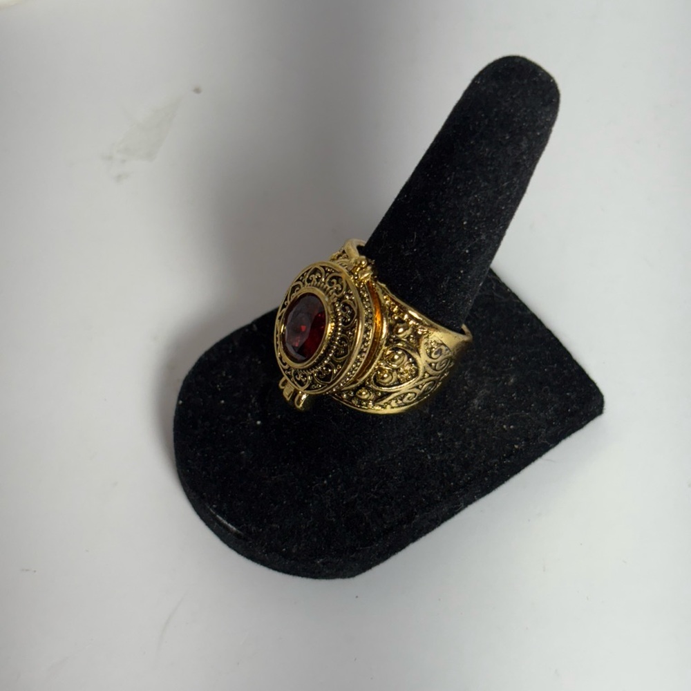 Elegant Gold and Red Gemstone Ring